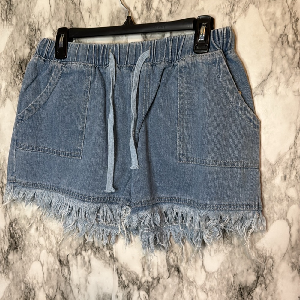 New no tags jean shorts w/elastic waistband fringed bottom light wash 73%Vescose